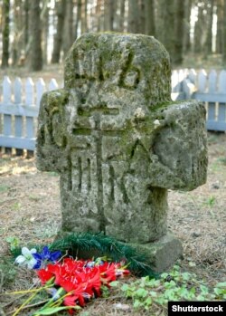Старий кам’яний хрест на території Національного історико-меморіального заповідника «Поле Берестецької битви», відомого також як «Козацькі могили». Село Пляшева, Радивилівський район, Рівненська область