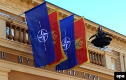 Прапори НАТО та Чорногорії у Цетинє. Грудень 2015 року