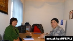 Төлөкан Исмаилова жана Азимжан Асакаров. 2011-жыл