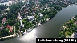 Із 2015 року цю ділянку під Києвом орендує президент України Петро Порошенко