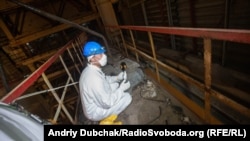 Важкий шматок бетону і сталевої труби прилетів сюди після вибуху реактора. Він настільки радіоактивний, що його завбачливо накрили свинцевими листами, які гасять смертельне випромінювання