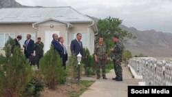 Кыргызстандын атайын кызматынын башчысы Камчыбек Ташиев менен Тажикстандын атайын кызматынын жетекчиси Саймумин Ятимов. Сүрөт социалдык тармактардан алынды.