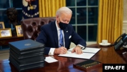 Президент США Джо Байден підписує свої перші укази, Вашингтон, 20 січня 2021 року