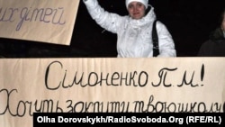 People in Donetsk have protested against the closure of the school 