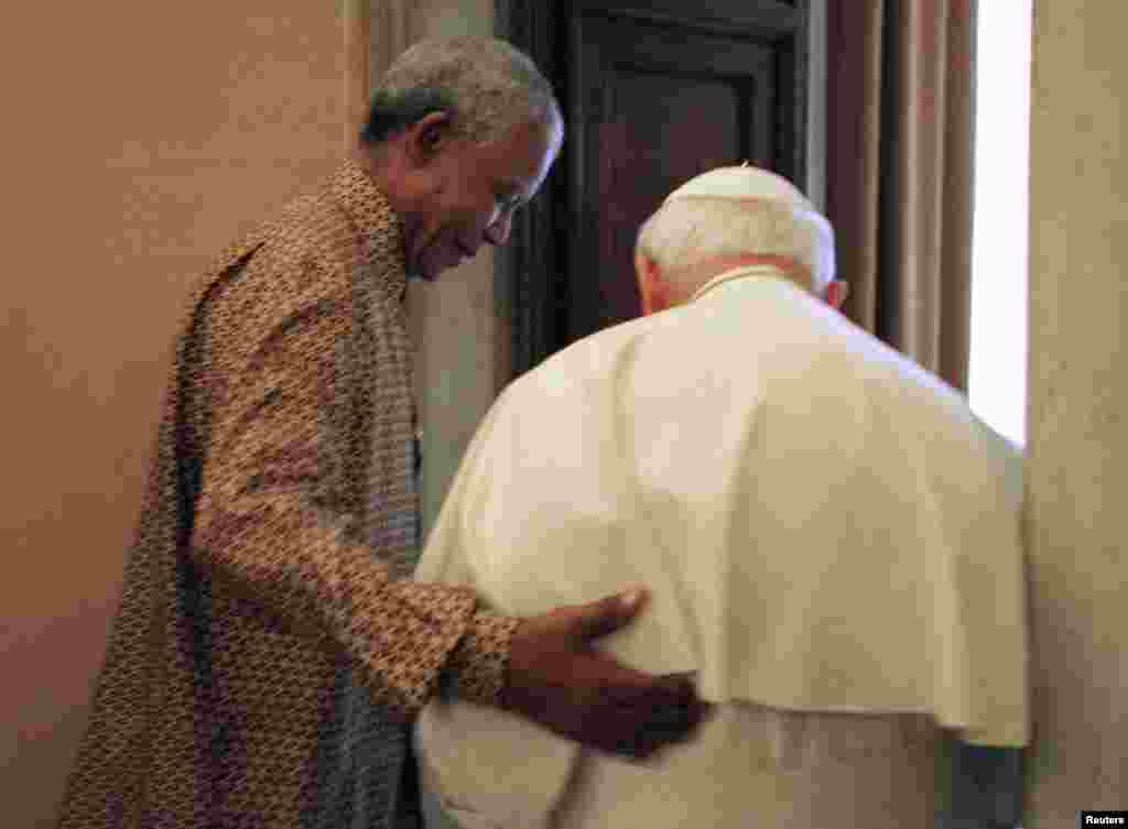 Nelson Mandela with Pope John Paul II at the Vatican in 1998.