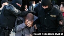 У Мінську й інших містах Білорусі день тривають протести. Силовики жорстоко придушують акції і затримують демонстрантів