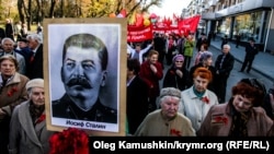Russians on both the far left and the far right of the political spectrum regularly demonstrate holding Stalin's portraits. (file photo)