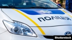 Жінка, яку розшукують із чужим немовлям, має чорне волосся, була в окулярах, одягнена у жилетку синього кольору і джинси