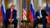 Фото від 16 липня 2018 року. Дональд Трамп і Володимир Путін розмовляють на зустрічі у Гельсінкі. 