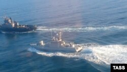 Під час захоплення російськими силовиками українських кораблів троє моряків зазнали поранень