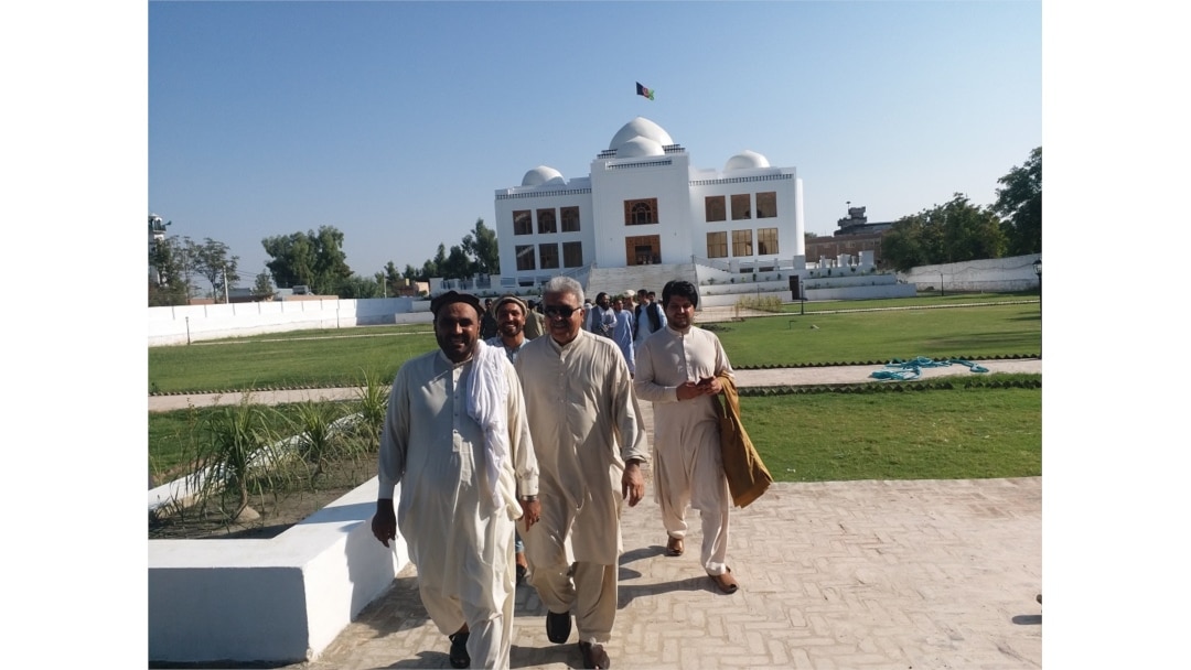 لیکوالانو او شاعرانو د باچا خان د مزار د نوې ودانۍ جوړېدو ستاینه وکړه