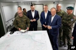 Нарада Дональда Туска з вайскоўцамі каля беларускай мяжы, 29 траўня 2024