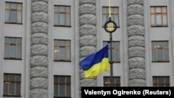 Законопроєкт надає Міністерству фінансів та Агентству відновлення (колишній Автодор) право за рішенням Кабміну здійснювати «правочини щодо переведення гарантованого державою боргу за запозиченнями, залученими у 2021 році»