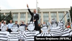 The protesters chanted slogans such as "Down with the mafia," and held posters showing pictures of the judges under the words "List of shame."