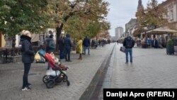 Građani Novog Sada u centru grada su zastali i "stopirali" sve aktivnosti u znak sećanja na 14 ljudi koji su stradali na Zelezničkoj stanici u tom gradu, 15. novembar 2024.