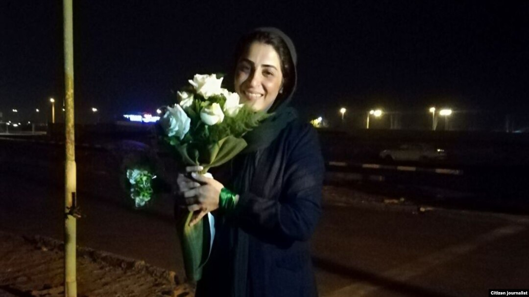تصویر منتشر شده از لحظه آزادی نرگس حسینی. مشخص نیست خانم حسینی و نیز اعظم جنگروی با چه قرار یا میزان وثیقه‌ای آزاد شده‌اند.
