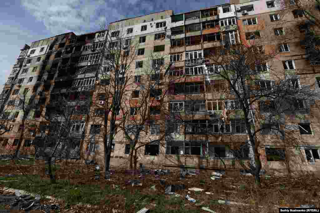 Donetsk oblastynyň Awdiýewka şäherindäki weýran edilen ýaşaýyş jaý, 2023-nji ýylyň noýabry. Şäher ugrundaky söweş 2024-nji ýylyň fewral aýynda tamamlandy. Awdiýewkada ýekeje-de abat jaý galmady. Ukrain serkerdesiniň aýtmagyna görä, şäheri basyp almak Russiýa agyr düşdi, söweşde 47 müň rus esgeri ýogaldy. Moskwa öz goşunynyň her bir söweşde we tutuş uruşda ýitgileri barada, açyk maglumat bermeýär.