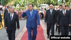 Президент Таджикистана Эмомали Рахмон (в центре) на торжествах в День национального единства. Вахдат, 27 июня 2017 года.