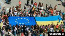 Молоді люди під час відзначення Дня Європи в Луцьку (архівне фото)
