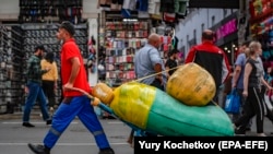 A migrant worker at a Moscow market in 2021