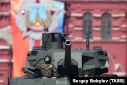 Танк Т-14 «Армата» на Красній площі у Москві під час військового параду у 2018 році