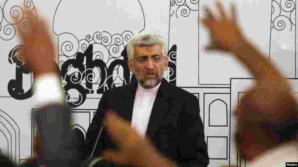 مذاکره‌کنندگان در آخر بهار امسال به مسکو هم رسیدند. جایی که انتظار می‌رفت بر سر پیشنهاد «گام‌به‌گام» روسیه توافق اصولی حاصل شود.
