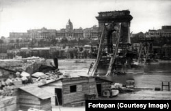 Разбураны ланцуговы мост Сечэні і Будайская крэпасьць, сфатаграфаваныя неўзабаве пасьля аблогі Будапэшту