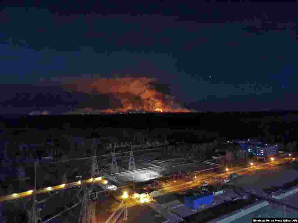 Поглед од покривот на нуклеарната централа во Чернобил на 10 април. Гринпис Русија соопшти дека пожарот е на само еден километар од фабриката.