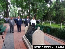 Группа чиновников во главе с Кубатбеком Бороновым у памятника.