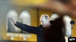 Vladimir Putin se obraća svojim pristalicama nakon što je proglasio izbornu pobedu, 4. mart 2012.
