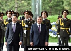 Президенты Узбекистана и Туркменистана Шавкат Мирзияев (справа) и Гурбангулы Бердымухамедов. Ташкент, 23 апреля 2018 года.