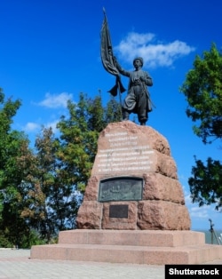 Кубань. Пам’ятник Запорозькому Козаку в станиці Тамані – першому поселенні українських козаків на Кубані наприкінці ХVIII століття, які заснували Чорноморське козаче військо