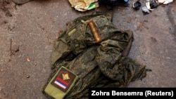Залишена російськими військовими форма у селі Дмитрівка на Київщині – після звільнення населеного пункту 1 квітня 2022 року
