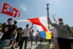 Акція солідарності з Білоруссю на Майдані Незалежності. Учасники вимагають проведення чесних президентських виборів, які призначені на 9 серпня. Київ, 28 червня 2020 року