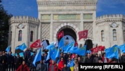 Qırımtatar diasporasınıñ Rusiyeniñ Qırım işğaline qarşı İstanbul mitingi. Türkiye, 2019 senesi martnıñ 3-ü