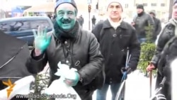 'Titushky' Pour 'Zelyonka' On EuroMaidan Activists In Donetsk