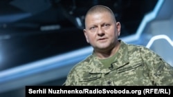 Валерій Залужний назвав несправедливою ситуацію, коли за недотримання дисципліни військовослужбовці можуть «сплатити штраф, розмір якого становить до десяти відсотків бойових виплат, або отримати покарання з випробуванням»