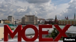 Bursa de la Moscova a fost suspendată pentru câteva ore după ce Rusia a atacat Ucraina. Efectele economice ale deciziei lui Vladimir Putin se văd pe toate piețele financiare. 