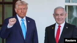 Američki predsjednik Donald Trump dočekuje izraelskog premijera Benjamina Netanyahua na ulazu u Bijelu kuću u Washingtonu, 4. februara