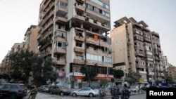 Полицајци на местото на израелскиот напад, во Кола, централен Бејрут, Либан, 30 септември 2024
