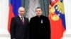 Президент РФ Володимир Путін та телеведучий Володимир Соловйов (зліва направо), на церемонії вручення державних нагород у Кремлі, 26 грудня 2013 року