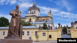 Пам’ятник митрополиту УГКЦ Андрею Шептицькому біля входу в собор святого Юра у Львові