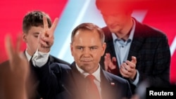 Karol Nawrocki na obraćanju pristalicama u Varšavi, Poljska, 1. juna 2025.