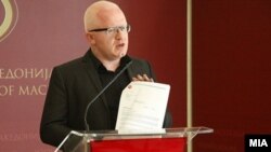 Поранешниот генералнен секретар на македонската Влада Драги Рашковски на прес конференција во Владата