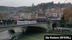 ცოცხალი ჯაჭვი მეტეხის ხიდზე