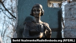 Пам’ятник у Бабиному Яру діячу ОУН, поетесі Олені Телізі, страченій нацистами в цьому урочищі. Київ, 25 лютого 2017 року