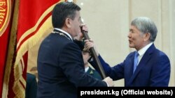 Сооронбай Жээнбеков и Алмазбек Атамбаев. Бишкек, 24 ноября 2017 года.