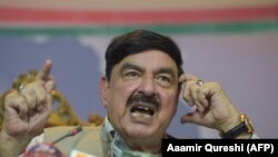 شېخ رشيد احمد وايي، هغه هیله لري چې وزيراعظم به قام ته وينا کې ښې فيصلې وکړي. انځور له ارشيفه