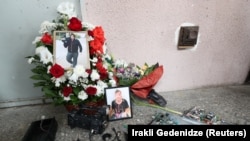 Fotografije televizijskog kamermana Leksa Laškarave pored slomljene kamere na njegovoj sahrani u Tbilisiju 13. jula