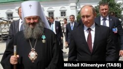 Намісник Києво-Печерської лаври митрополит УПЦ (Московського патріархату) Павло (Петро Лебідь), нагороджений державною нагородою Росії, і російський президент Володимир Путін (праворуч) перед початком зустрічі з членами синоду УПЦ (МП). Київ, 27 липня 2013 року